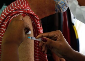 Vacinação de covid evita 43 mil mortes de idosos em 13 semanas no país