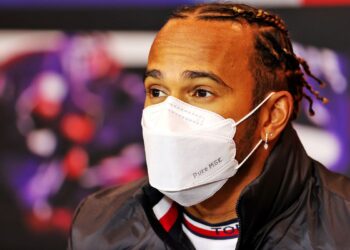 Hamilton vence GP da Inglaterra pela oitava vez em corrida controversa