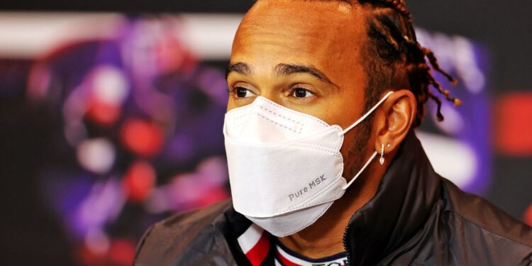 Hamilton vence GP da Inglaterra pela oitava vez em corrida controversa