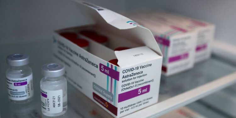 Anvisa autoriza análise da eficácia de dose de reforço da AstraZeneca