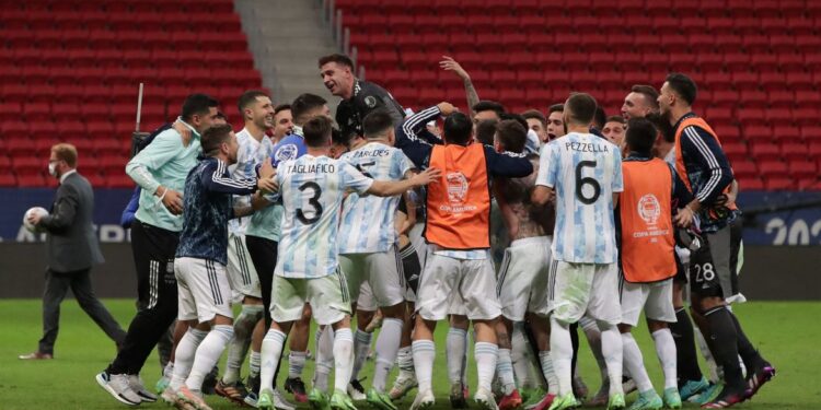 Com vitória nos pênaltis, Argentina alcança final da Copa América