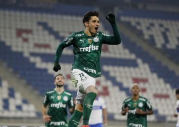 Com gol de Raphael Veiga, Palmeiras supera Universidad Católica