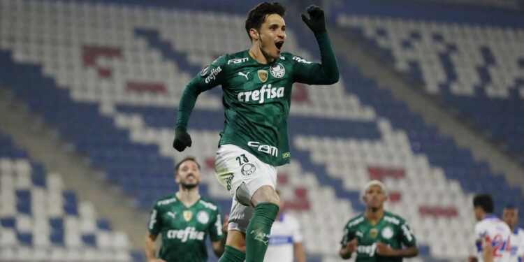 Com gol de Raphael Veiga, Palmeiras supera Universidad Católica