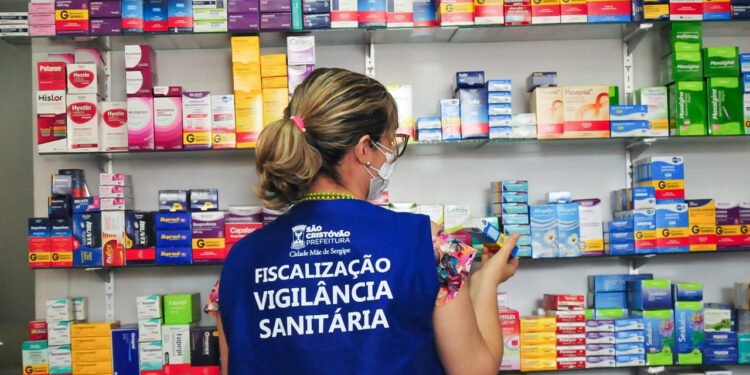 Ações conjuntas da Vigilância Sanitária e CRF/SE fiscalizam farmácias de São Cristóvão