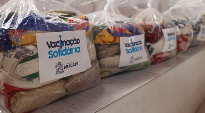 Vacinação Solidária: Prefeitura de Aracaju continua arrecadando alimentos no drive-thru da Sementeira