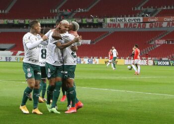 Palmeiras supera expulsão e vence Internacional no Brasileiro