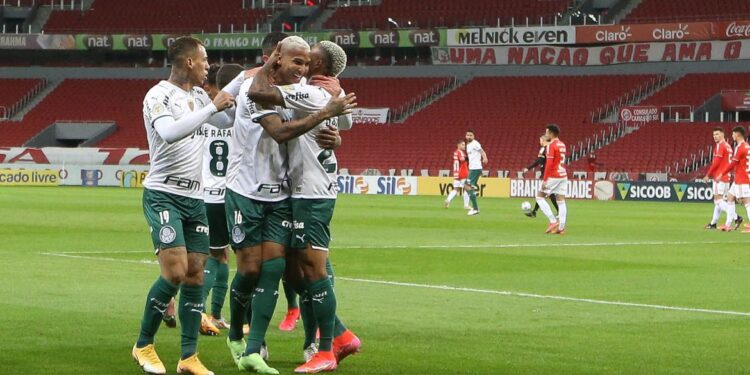 Palmeiras supera expulsão e vence Internacional no Brasileiro