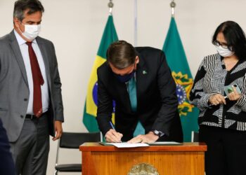 Bolsonaro sanciona programa de combate à violência contra a mulher