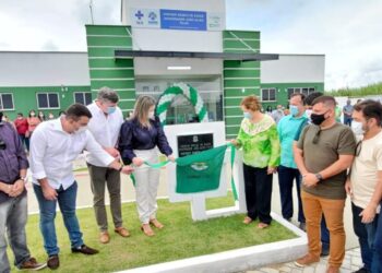 Capela inaugura clínica e anuncia duas novas unidades de saúde