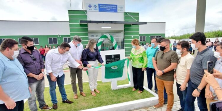 Capela inaugura clínica e anuncia duas novas unidades de saúde