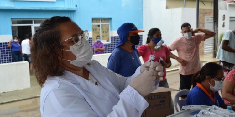 Santo Amaro vacina população acima dos 30 anos e antecipa 2ª dose