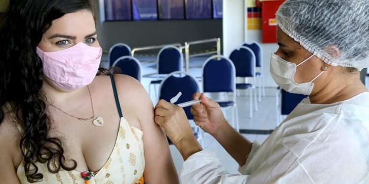 Em mais um dia sem óbito por covid-19, Aracaju imuniza população de 29 anos nesta quinta-feira
