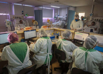 Brasil registra 1.433 novas mortes por covid-19 nas últimas 24 horas; média mantém redução