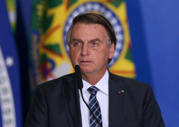 Em baixa nas pesquisas, Bolsonaro diz que tem couro grosso e aguenta pressão