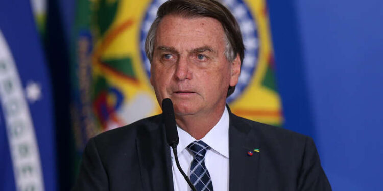 Em baixa nas pesquisas, Bolsonaro diz que tem couro grosso e aguenta pressão