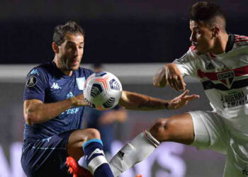 São Paulo abre o placar, mas perde grandes chances de gol e cede empate contra o Racing na Libertadores
