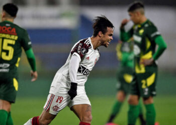 Flamengo vai mal na estreia de Renato, mas bate o Defensa y Justicia e fica em vantagem na Libertadores