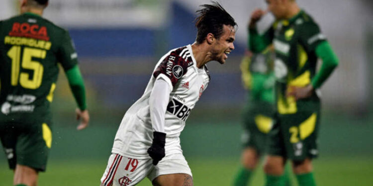 Flamengo vai mal na estreia de Renato, mas bate o Defensa y Justicia e fica em vantagem na Libertadores