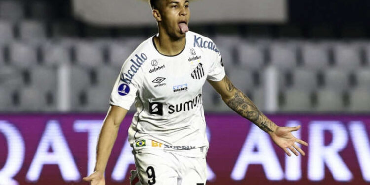Kaio Jorge marca e Santos vence o Independiente na Vila Belmiro