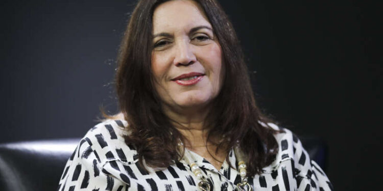 Bia Kicis critica sistema eleitoral e diz não poder provar “fraude” em 2018