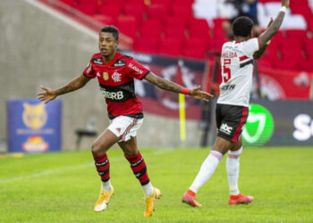 Com hat-trick de Bruno Henrique, Flamengo goleia o São Paulo de virada no Maracanã