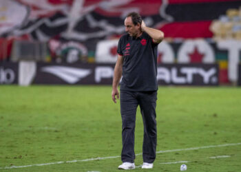Flamengo anuncia a demissão de Rogério Ceni durante a madrugada