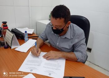 Prefeito Alberto Macedo assina autorização para construção do Ocean Barra Residence