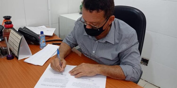 Prefeito Alberto Macedo assina autorização para construção do Ocean Barra Residence