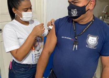 Profissionais das forças de segurança e salvamento recebem 2ª dose da vacina anti-Covid em Estância