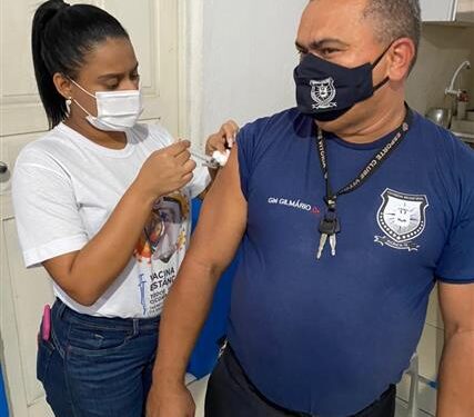 Profissionais das forças de segurança e salvamento recebem 2ª dose da vacina anti-Covid em Estância