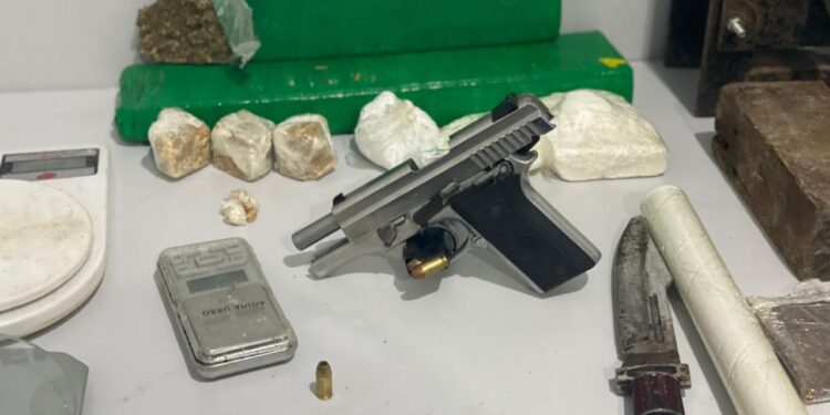 Denarc identifica traficante que ostentava drogas e armas em redes sociais