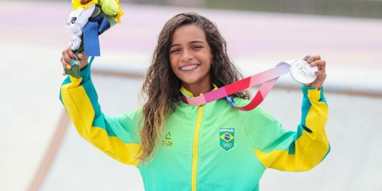 Aos 13 anos, skatista Rayssa Leal conquista medalha de prata na Olimpíada de Tóquio