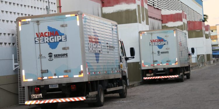 Saúde recebe lotes de vacinas contra a Covid-19 com mais de 54 mil doses