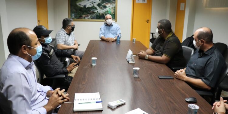 Prefeito Padre Inaldo discute ampliação de linhas do transporte alternativo no complexo Taiçoca