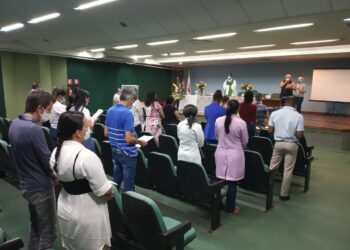 Huse realiza missa para homenagear profissionais que morreram vítimas da Covid-19