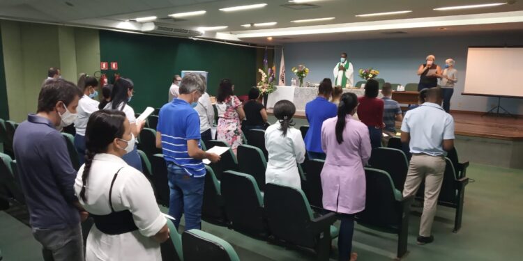 Huse realiza missa para homenagear profissionais que morreram vítimas da Covid-19
