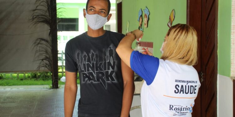 COVID-19: Rosário do Catete inicia vacinação de pessoas a partir dos 25 anos de idade