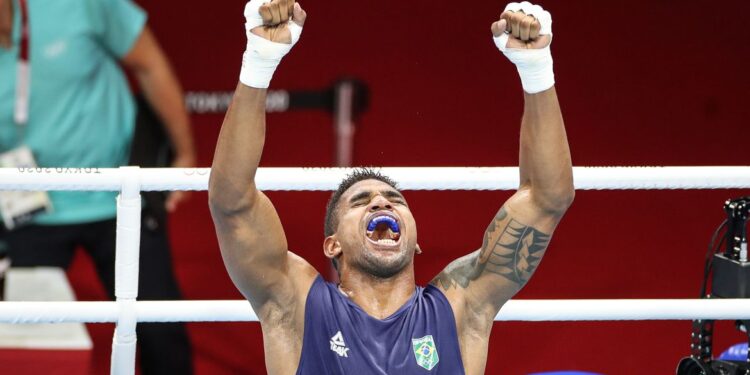 Abner Teixeira garante bronze no boxe ao avançar à semi em Tóquio