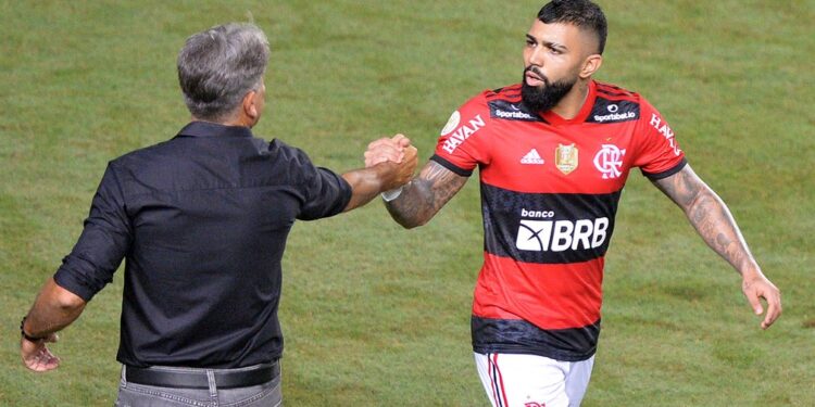 Renato enche a bola de Gabigol, mas brinca com atacante do Flamengo: “Não está preparado para ver meu DVD”