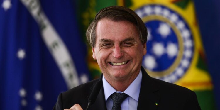 Presidente fala sobre auxílio emergencial e crescimento econômico