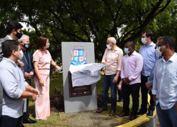 Prefeito entrega reurbanização da praça Princesa Isabel aos moradores do bairro Santo Antônio