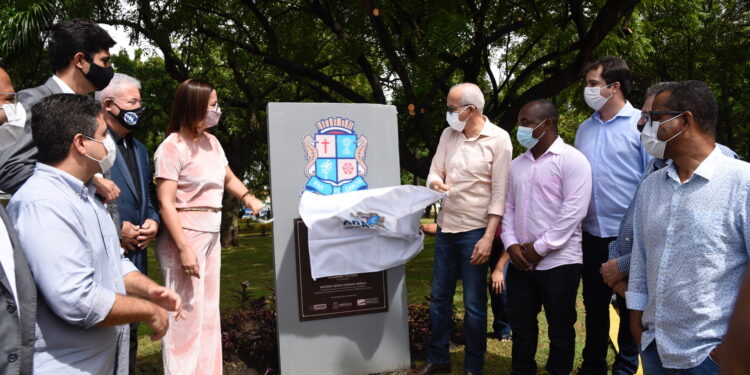 Prefeito entrega reurbanização da praça Princesa Isabel aos moradores do bairro Santo Antônio