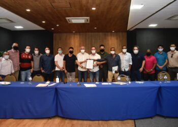 Em encontro com vereadores, prefeito sanciona lei que autoriza Aracaju a contratar Pró-Moradia