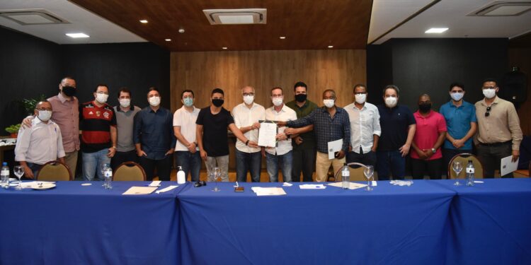 Em encontro com vereadores, prefeito sanciona lei que autoriza Aracaju a contratar Pró-Moradia