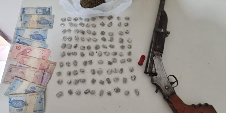 Polícia Civil prende suspeito de tráfico e apreende droga e arma de fogo em Propriá