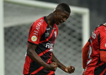 Em duelo na parte de cima da tabela, Athletico-PR bate Fortaleza