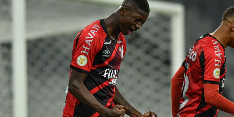 Em duelo na parte de cima da tabela, Athletico-PR bate Fortaleza