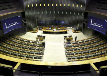 Câmara aprova projeto que facilita quebra de patentes para vacinas