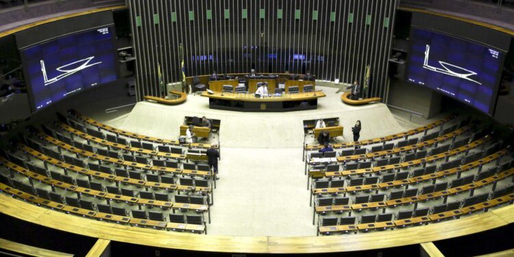 Câmara aprova projeto que facilita quebra de patentes para vacinas