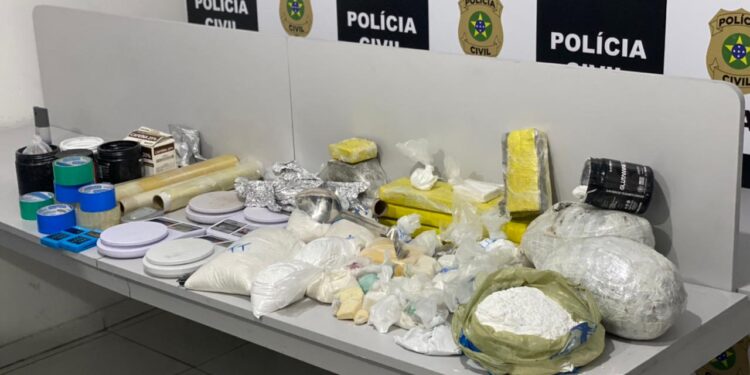 Cocaína, crack e maconha são apreendidos e traficante preso